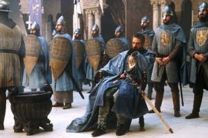 Tiberias (Jeremy Irons) omringd door zijn soldaten
