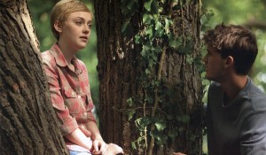 Dakota Fanning (Tessa Scott) en Jeremy Irvine (Adam) in Now Is Good Dakota Fanning (Tessa Scott) en Jeremy Irvine (Adam) in Now Is Good