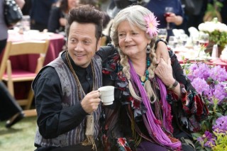 Rob Schneider en Joyce Van Patten in Grown Ups