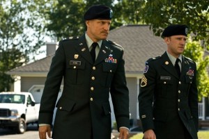 Ben Foster (Staff Sergeant Will Montgomery) en Woody Harrelson (Captain Tony Stone) in The Messenger