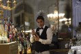 Bayerischer Hof /Falk Bar / Restaurent<br />
Sali ordnet die Falk Bar nach seinem Geschmack.<br />
Sali (Kostja Ullmann)<br />
, Studiocanal / Jürgen Olczyk Bayerischer Hof /Falk Bar / Restaurent<br />
Sali ordnet die Falk Bar nach seinem Geschmack.<br />
Sali (Kostja Ullmann)<br />
, Studiocanal / Jürgen Olczyk