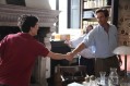 Dr. Perlman stelt Oliver voor aan zijn zoon Elio. Dr. Perlman stelt Oliver voor aan zijn zoon Elio.