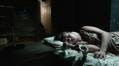 Carolien Spoor, vastgeketend aan een bed in Claustrofobia