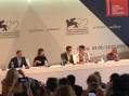 Joel Edgerton, Dakota Johnson, Johnny Depp en en regisseur Scott Cooper tijdens de persconferentie.