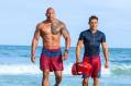 Johnson en Efron in Baywatch.