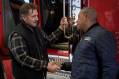 Still uit The Ice Road met Liam Neeson en Laurence Fishburn