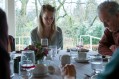 Eva (Britt van Hoof) aan de eettafel met haar vader Jos (Herman Gilis). Eva (Britt van Hoof) aan de eettafel met haar vader Jos (Herman Gilis).