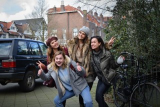 Abbey Hoes, Romy Gevers, Olivia Lonsdale en Holly Mae Brood in Vals