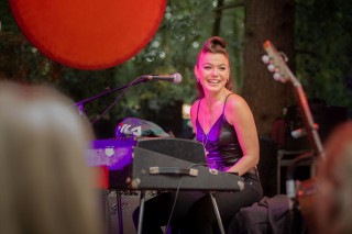 Abbey Hoes in Buiten is het Feest
