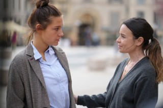 Adèle Exarchopoulos en Élodie Bouchez in Je verrai toujours vos visages