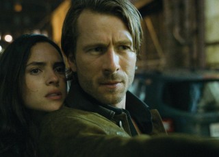 Adria Arjona en Glen Powell in Hit Man Adria Arjona en Glen Powell in Hit Man