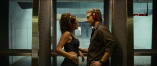 Adria Arjona en Glen Powell in Hit Man Adria Arjona en Glen Powell in Hit Man