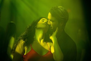 Adria Arjona en Glen Powell in Hit Man Adria Arjona en Glen Powell in Hit Man