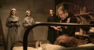 Ashley Greene, Maria Camila Giraldo, Dan Stevens en Al Pacino in The Ritual