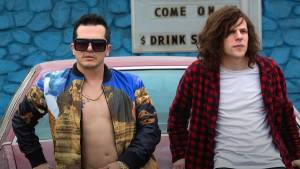 American Ultra: John Leguizamo (Rose) en Jesse Eisenberg (Mike Howell) American Ultra: John Leguizamo (Rose) en Jesse Eisenberg (Mike Howell)