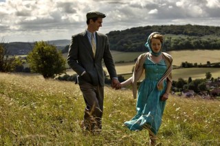 Andrew Garfield en Claire Foy in Breathe (2017)