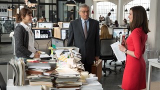 Robert De Niro en Anne Hathaway in The Intern