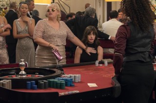 Rebel Wilson en Anne Hathaway in The Hustle