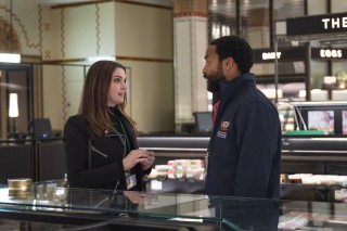 Anne Hathaway en Chiwetel Ejiofor in Locked Down
