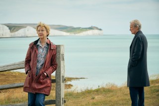 Annette Bening en Bill Nighy in Hope Gap