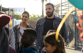 Janina Gavankar en Ben Affleck in The Way Back