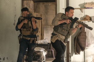 Jon Bernthal en Ben Affleck in The Accountant 2
