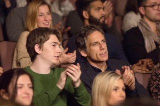Austin Abrams en Ben Stiller in Brad's Status