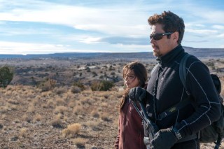 Isabela Moner en Benicio Del Toro in Sicario: Day of the Soldado
