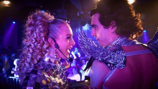 Noortje Herlaar en Benja Bruijning in Net als in de film