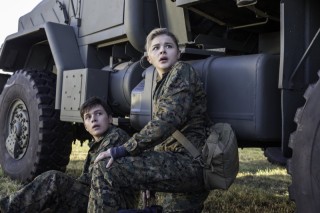 Nick Robinson en Chloë Grace Moretz in The 5th Wave