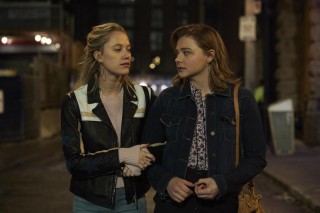 Maika Monroe en Chloë Grace Moretz in Greta (2018)