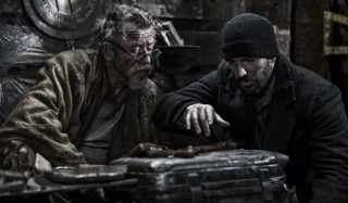 John Hurt en Chris Evans in Snowpiercer