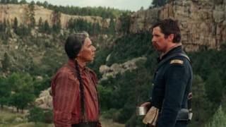 Wes Studi en Christian Bale in Hostiles