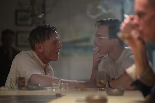 Daniel Craig en Drew Starkey in Queer
