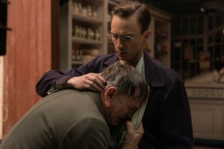 Daniel Craig en Drew Starkey in Queer