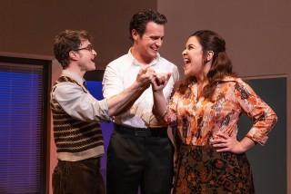 Daniel Radcliffe, Jonathan Groff en Lindsay Mendez in Merrily We Roll Along