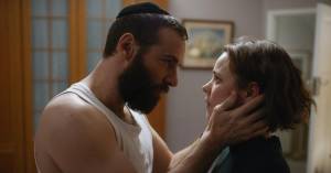 Disobedience: Alessandro Nivola (Rabbi Dovid Kuperman) en Rachel McAdams (Esti Kuperman) Disobedience: Alessandro Nivola (Rabbi Dovid Kuperman) en Rachel McAdams (Esti Kuperman)