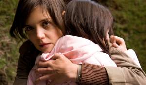 Don't Be Afraid of the Dark: Katie Holmes (Kim) en Bailee Madison (Sally Hirst) Don't Be Afraid of the Dark: Katie Holmes (Kim) en Bailee Madison (Sally Hirst)