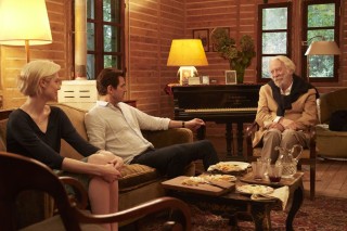 Elizabeth Debicki, Claes Bang en Donald Sutherland in The Burnt Orange Heresy