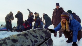 Tim Blake Nelson en Drew Barrymore in Big Miracle