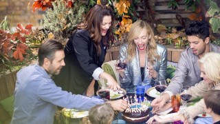 Paddy Considine, Drew Barrymore, Toni Collette en Dominic Cooper in Miss You Already