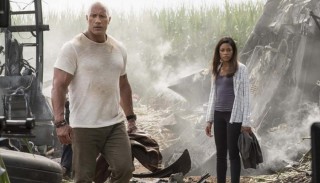 Dwayne Johnson en Naomie Harris in Rampage: Big Meets Bigger