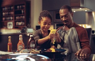 Eddie Murphy en Yara Shahidi in Imagine That