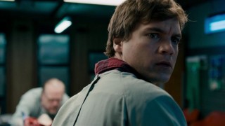 Brian Cox en Emile Hirsch in The Autopsy of Jane Doe