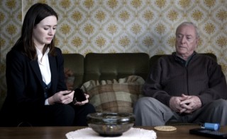 Michael Caine en Emily Mortimer in Harry Brown