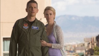 Ethan Hawke en January Jones (I) in Good Kill