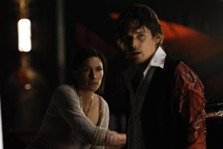 Ethan Hawke en Claudia Karvan in Daybreakers