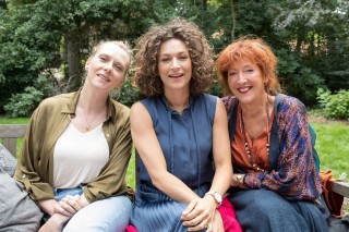 Jelka van Houten, Eva van de Wijdeven en Loes Luca in Huisvrouwen bestaan niet 2