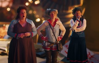 Eva van der Gucht, Josje Huisman en Janne Desmet in De Familie Claus