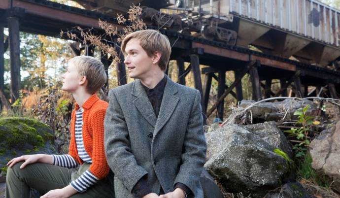 Mia Wasikowska en Henry Hopper (Enoch Brae)